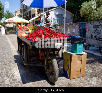 Athen Griechenland. Kirschen für den Verkauf in einer Straße Barrow in Monastiraki Stockfoto