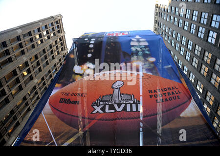 Der Super Bowl Rodelbahn befindet sich in der Nähe von Times Square am NFL Super Bowl Boulevard Lüfter Erfahrung, die 13 Blocks vom Broadway in Downtown Manhattan, New York am Mittwoch, 30. Januar 2014. Super Bowl XLVIII Fans aus der Denver Broncos und Seattle Seahawks füllen die Straßen, wie sie für das Spiel am Sonntag lesen, 2. Februar 2014. UPI/Pat Benic Stockfoto