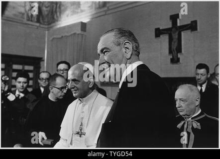 Präsident Lyndon B. Johnson im Vatikan mit Papst Paul VI., 12/23/1967; Umfang und Inhalt: Lage: Vatikan Staat. Dargestellt: Papst Paul VI., Präsident Lyndon B. Johnson. Stockfoto