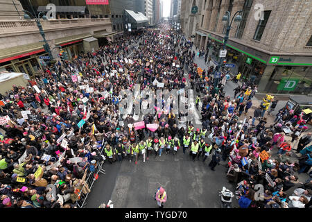 Die Demonstranten halten Schilder als riesige Massen an März Frauen sammeln die Wahl von Donald Trump als Präsident der Vereinigten Staaten am 21. Januar 2017 in New York City zu protestieren. Frauen marschiert sind, die in den Städten im ganzen Land. Gestern, Donald Trump wurde der 45. Präsident der Vereinigten Staaten zu einer Vereidigung Zeremonie in Washington DC. Foto von Dia Dipasupil/UPI Stockfoto