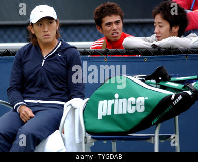 NYP 2003090305 - NEW YORK, Sept.. 3 (UPI) Ai Sugiyama (Japan) sitzt Thru a 3 Regenunterbrechung in ihr Match gegen Francesca Schiavone (Frankreich) an Sept. 3, 2003 an den 2003 US Open in Flushing Meadow, New York. ep/Ezio Petersen UPI Stockfoto