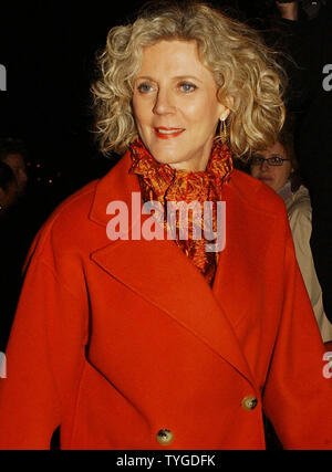 Schauspielerin Blythe Danner nimmt am Okt. 10, 2003 in New York eine für ihren neuen Film ylvia', in dem sie Co-stars mit ihrer Tochter Gwyneth Paltrow ihre Mutter spielen. (UPI/EZIO PETERSEN) Stockfoto