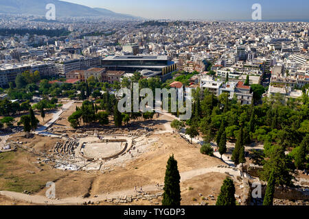 Athen Griechenland. Von der Akropolis Blick über die Stadt und das Theater des Dionysos Stockfoto