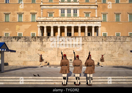 Athen Griechenland. Die wachablösung am Syntagma-Platz vor dem griechischen Parlament Stockfoto