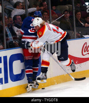 Florida Panthers #14 Niklas Hagman prüft, New York Rangers #3 Tom Poti an der Rückseite Mainboards im 3. Zeitraum Aktion am Okt. 20, 2003 im New Yorker Madison Square Garden. Rangers besiegte die Leoparden 3-1. (UPI/Ezio Petersen) Stockfoto