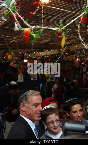 Demokratische Präsidentschaftskandidat Gouverneur Howard Dean trägt ein "kippa", wie er besucht eine Laubhütte und wirft mit Mitgliedern des New Yorker Lincoln Square Synagoge und jüdischen Führer am Okt. 17, 2003 seine letzte Kommentare die jüdischen Führer ungünstig für Israel als zu diskutieren. (UPI/EZIO PETERSEN) Stockfoto