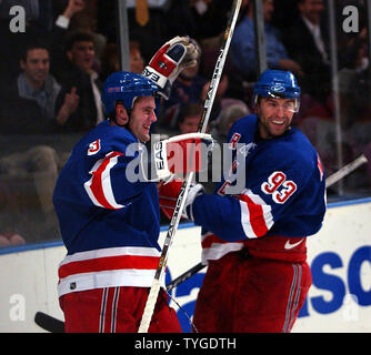 New York Rangers #3 Tom Poti und #93 Petr Nedved feiern die Mannschaften den ersten Sieg der Saison über den Florida Panthers im 3. Zeitraum Aktion am Okt. 20, 2003 im New Yorker Madison Square Garden. Rangers besiegte die Leoparden 3-1. (UPI/Ezio Petersen) Stockfoto