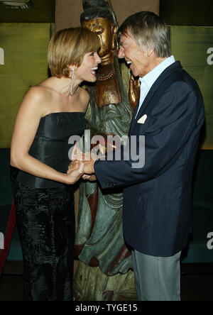 Mariska Hargitay und Vater Mickey Hargitay posieren für Fotos auf der Party für die 100. Episode der Show 'Recht & Ordnung: Spezielle Opfer (SVU)' bei Tao in New York am 22. Oktober 2003. (UPI/LAURA CAVANAUGH) Stockfoto