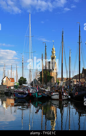 Hoorn, noord-Holland/Niederlande - 2019.06.15: historische Main Tower Gebäude (hoodtoren) und binnenhaven bei Dämmerung, Sonnenuntergang von der Oude doelenkade gesehen Stockfoto