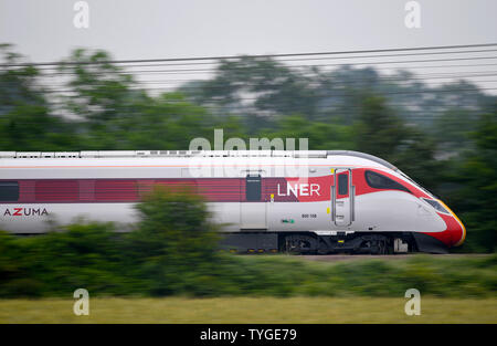 Ein London North Eastern Railway (LNER) Azuma Zug führt durch Sand in Cambridgeshire. Stockfoto