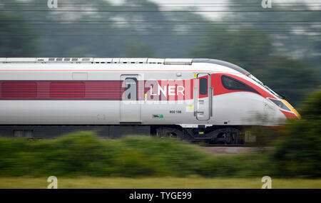 Ein London North Eastern Railway (LNER) Azuma Zug führt durch Sand in Cambridgeshire. Stockfoto