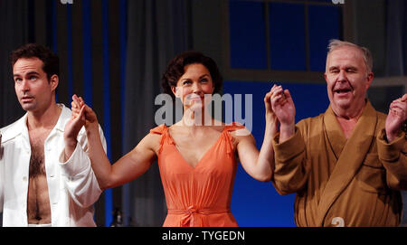 Schauspieler Jason Patric, Ashley Judd und Ned Beatty (L und R) Ihrer Nov. 2, 2003 Opening Night Curtain Call Bögen in Tennessee Williams' Die Katze auf dem heißen Blechdach" am Broadway Music Box Theatre. (UPI/Ezio Petersen) Stockfoto