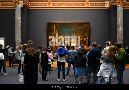Amsterdam, Niederlande - 2019.06.14: Rijksmuseum, Menschen bewundern die Nachtwache Gemälde von Rembrandt van Rijn Stockfoto