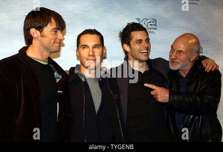 Hugh Jackman, Regisseur Bryan Singer, James Marsden und Patrick Stewart (von links nach rechts) Clown und für die Medien am November 24, 2003 New York Start für die spezielle DVD-Version von 'X2' Film darstellen. (UPI Fotos/Ezio Petersen) Stockfoto