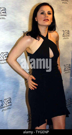 Schauspielerin Anna Paquin posiert für die Medien am November 24, 2003 New York Start für die spezielle DVD-Version von "X2" Film. (UPI Fotos/Ezio Petersen) Stockfoto