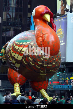 Die riesigen Türkei Ballon macht's Way Down Broadway an der 77th Anual Macys Thanksgiving Day Parade in New York City am 27. November 2003. (UPI Foto/John angelillo) Stockfoto