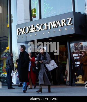Käufer verlassen FAO Schwarz Flaggschiff Toy Store auf der 5th Avenue in New York City am Dez. 3, 2003 der Muttergesellschaft angekündigt, dass es Datei für Bankrottschutz des Kapitels 11 Zum zweiten Mal Zeit von Jahr zu Jahr wird das Unternehmen kämpfen mit den Discountern zu konkurrieren. (UPI Fotos/Ezio Petersen) Stockfoto