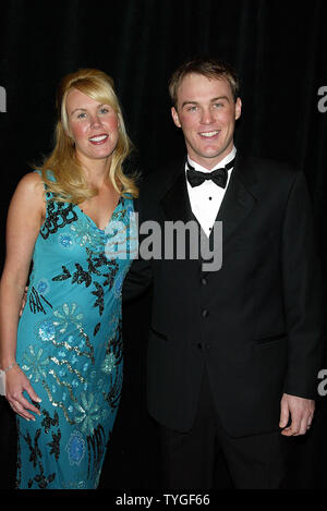 Kevin Harvick und Frau DeLana posieren für Fotos am 2003 NASCAR Winston Cup Serie Preisverleihung im Waldorf Astoria Hotel in New York am 5. Dezember 2003. (UPI Foto/Laura Cavanaugh) Stockfoto