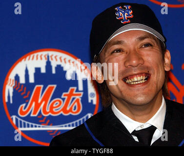 Japanische Baseballspieler Kazuo Matsui erfüllt die New York Media am 10.12.2003, nachdem seine 3 Jahre $ 20,1 Mio. Dollar Vertrag shortstop für die New York Mets spielen Unterzeichnung. (UPI Fotos/Ezio Petersen) Stockfoto