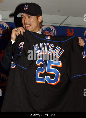 Japanische Baseballspieler Kazuo Matsui seine neue Uniform für die New York Media am 10.12.2003, nachdem seine 3 Jahre $ 20,1 Mio. Dollar Vertrag shortstop für die New York Mets spielen Unterzeichnung. (UPI Fotos/Ezio Petersen) Stockfoto