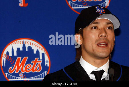 Japanische Baseballspieler Kazuo Matsui erfüllt die New York Media am 10.12.2003, nachdem seine 3 Jahre $ 20,1 Mio. Dollar Vertrag shortstop für die New York Mets spielen Unterzeichnung. (UPI Fotos/Ezio Petersen) Stockfoto