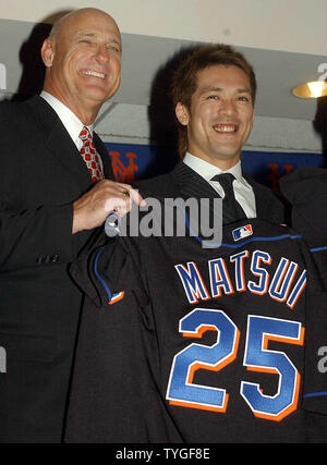 Japanische Baseballspieler Kazuo Matsui wirft mit Mets Manager Kunst Howe (links) am 10.12.2003 nach Matsui seine 3 Jahr $ 20,1 Mio. Dollar Vertrag shortstop für die New York Mets spielen unterzeichnet. (UPI Fotos/Ezio Petersen) Stockfoto