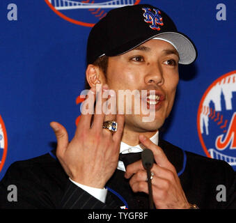 Japanische Baseballspieler Kazuo Matsui zeigt ein Ring Mets 1986 Meisterschaft, lieh er der New Yorker Medien am 10.12.2003 zu erklären, daß er hofft, daß die Mets zu einer Weltmeisterschaft 2004 zu gewinnen. Matsui unterzeichnete einen 3 Jahr $ 20,1 Mio. Dollar Vertrag shortstop für die New York Mets zu spielen. (UPI Fotos/Ezio Petersen) Stockfoto