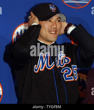 Japanische Baseballspieler Kazuo Matsui versucht, auf seine neue Uniform für die New York Media am 10.12.2003, nachdem seine 3 Jahre $ 20,1 Mio. Dollar Vertrag shortstop für die New York Mets spielen Unterzeichnung. (UPI Fotos/Ezio Petersen) Stockfoto