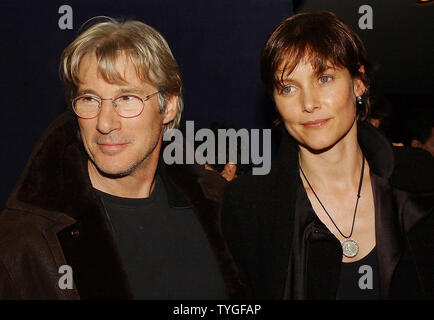 Schauspieler Richard Gere und seine Frau Carey Lowell nehmen an der 16. Dezember 2003 in New York Premiere von Direktor Robert Altmans neuen Film "Die Firma" (UPI/Ezio Petersen) Stockfoto