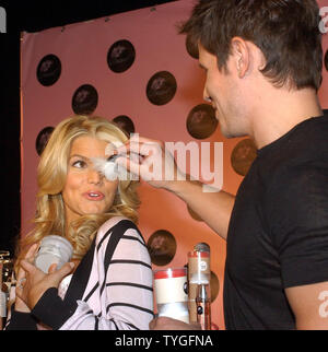 Sängerin Jessica Simpson Ehemann Nick Lachey gilt spielerisch einige Hautpflege zu seiner Frau während der Markteinführung ihres neuen Skin Care Product Line 'Dessert' am 31.01.13, 2004 in New York. (UPI/Ezio Petersen) Stockfoto