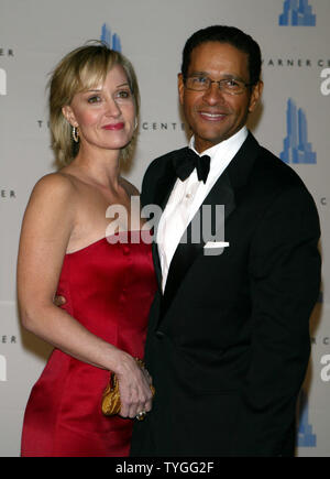 Bryant Gumbel und Frau Posieren für Bilder, die mit der Feier der Eröffnung des neuen Time Warner Center am Columbus Circle in New York, am 4. Februar 2004. (UPI Foto/Laura Cavanaugh) Stockfoto