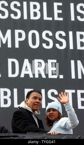 Boxlegende Muhammad Ali und seine Tochter IBA Supermittelgewicht Boxing champion Laila Ali Welle an, zu den Volksmengen Jan. 5, 2004, nachdem Sie eine Wallscape Adidas ad in Harlem, New York vorgestellt. (UPI/Ezio Petersen) Stockfoto