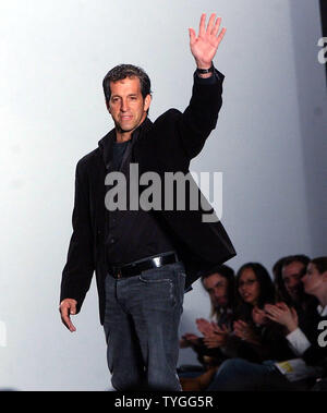 Designer Kenneth Cole erkennt applaudes nach seinem 2004 Herbst - Winter Kollektion in New York am Feb 6, 2004 bei Olympus Fashion Week. (UPI/Ezio Petersen) Stockfoto