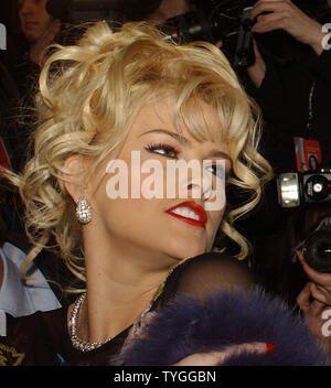 Schauspielerin Anna Nicole Smith vamps und stellt für die Medien nach der Teilnahme an Betsy Johnson 2004 Herbst - Winter Kollektion in New York am Feb 9, 2004 bei Olympus Fashion Week gezeigt. (UPI/Ezio Petersen) Stockfoto