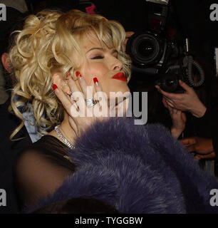 Schauspielerin Anna Nicole Smith vamps und stellt für die Medien nach der Teilnahme an Betsy Johnson 2004 Herbst - Winter Kollektion in New York am Feb 9, 2004 bei Olympus Fashion Week gezeigt. (UPI/Ezio Petersen) Stockfoto