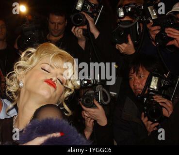 Schauspielerin Anna Nicole Smith vamps und stellt für die Medien nach der Teilnahme an Betsy Johnson 2004 Herbst - Winter Kollektion in New York am Feb 9, 2004 bei Olympus Fashion Week gezeigt. (UPI/Ezio Petersen) Stockfoto