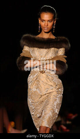 Bill Blass 2004 Herbst - Winter Kollektion in New York am 10.02.2004, Olympus Fashion Week gezeigt. (UPI/Ezio Petersen) Stockfoto