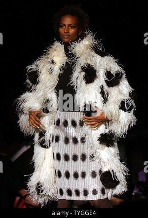 Bill Blass 2004 Herbst - Winter Kollektion in New York am 10.02.2004, Olympus Fashion Week gezeigt. (UPI/Ezio Petersen) Stockfoto