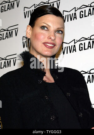 Linda Evangelista stellt für Bilder auf einer Pressekonferenz für Christina Aguilera, Missy Elliott, Linda Evangelista, Chloe Sevigny und Boy George als Sprecher für das M*A*C AIDS Fund neue VIVA GLAM V-Kampagne in Gotham Hall New York benannt. Am 11. Februar 2004. (UPI Foto/Laura Cavanaugh) Stockfoto