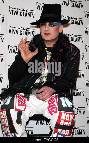 Boy George stellt für Bilder auf einer Pressekonferenz für Christina Aguilera, Missy Elliott, Linda Evangelista, Chloe Sevigny und Boy George als Sprecher für das M*A*C AIDS Fund neue VIVA GLAM V-Kampagne in Gotham Hall New York benannt. Am 11. Februar 2004. (UPI Foto/Laura Cavanaugh) Stockfoto