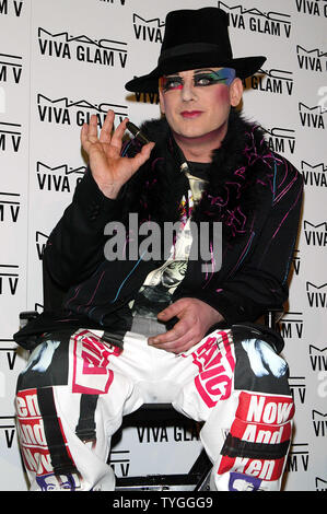 Boy George stellt für Bilder auf einer Pressekonferenz für Christina Aguilera, Missy Elliott, Linda Evangelista, Chloe Sevigny und Boy George als Sprecher für das M*A*C AIDS Fund neue VIVA GLAM V-Kampagne in Gotham Hall New York benannt. Am 11. Februar 2004. (UPI Foto/Laura Cavanaugh) Stockfoto