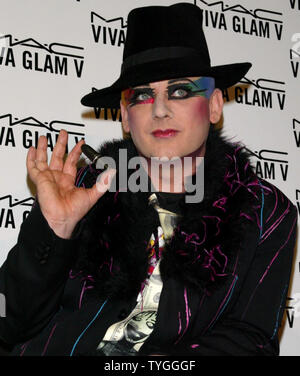 Boy George stellt für Bilder auf einer Pressekonferenz für Christina Aguilera, Missy Elliott, Linda Evangelista, Chloe Sevigny und Boy George als Sprecher für das M*A*C AIDS Fund neue VIVA GLAM V-Kampagne in Gotham Hall New York benannt. Am 11. Februar 2004. (UPI Foto/Laura Cavanaugh) Stockfoto