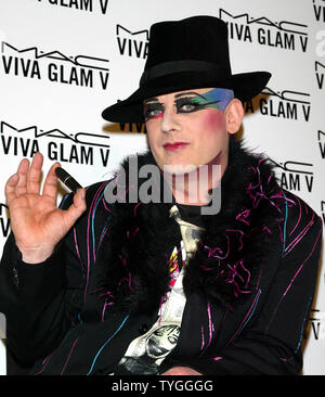 Boy George stellt für Bilder auf einer Pressekonferenz für Christina Aguilera, Missy Elliott, Linda Evangelista, Chloe Sevigny und Boy George als Sprecher für das M*A*C AIDS Fund neue VIVA GLAM V-Kampagne in Gotham Hall New York benannt. Am 11. Februar 2004. (UPI Foto/Laura Cavanaugh) Stockfoto