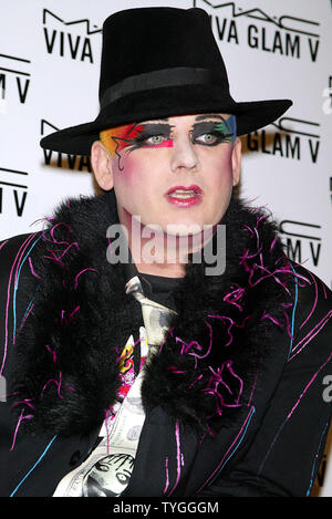 Boy George stellt für Bilder auf einer Pressekonferenz für Christina Aguilera, Missy Elliott, Linda Evangelista, Chloe Sevigny und Boy George als Sprecher für das M*A*C AIDS Fund neue VIVA GLAM V-Kampagne in Gotham Hall New York benannt. Am 11. Februar 2004. (UPI Foto/Laura Cavanaugh) Stockfoto