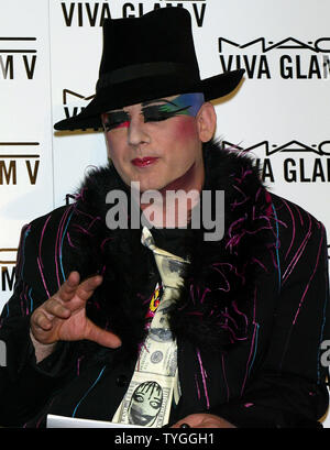 Boy George stellt für Bilder auf einer Pressekonferenz für Christina Aguilera, Missy Elliott, Linda Evangelista, Chloe Sevigny und Boy George als Sprecher für das M*A*C AIDS Fund neue VIVA GLAM V-Kampagne in Gotham Hall New York benannt. Am 11. Februar 2004. (UPI Foto/Laura Cavanaugh) Stockfoto