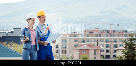 Bauträger und Bauarbeiter erstellen Projekt zusammen Stockfoto