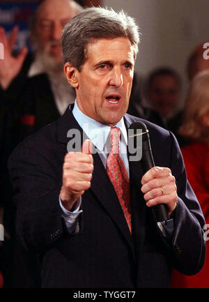 Demokratische Präsidentschaftskandidaten Senator John Kerry erläutert seine Kampagne Ziele während seiner Feb 23, Rallye 2004 in Harlem, New York. (UPI/Ezio Petersen) Stockfoto