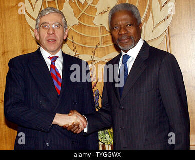 Jack STRAW Minister für auswärtige Angelegenheiten des Vereinigten Königreichs und der Generalsekretär der Vereinten Nationen, Kofi Annan, R, sind im März 2003 Datei Foto gezeigt. Clare Short ehemaliger Minister für Internationale Entwicklung kündigte am Februar 26, 2004, dass Großbritannien durchgeführt Bespitzelung Kofi Annan im Vorfeld der letzten Jahre Krieg gegen den Irak. (UPI/Ezio Petersen) Stockfoto