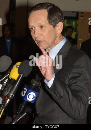 Rep. demokratischen Präsidentschaftskandidaten Dennis Kucinich spricht mit den Medien nach seiner Aussprache mit Senator John Edwards, Reverend Al Sharpton und Senator John Kerry am 13.02.29, 2004 in WCBS Studios in New York. (UPI/Ezio Petersen) Stockfoto