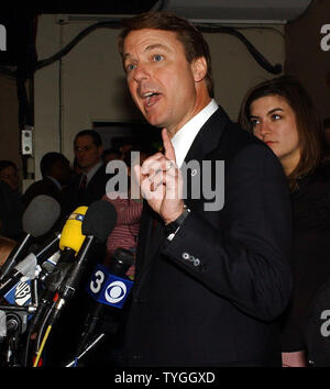 Demokratische Präsidentschaftskandidaten Senator John Edwards spricht mit den Medien nach seiner Aussprache mit Rep. Dennis Kucinich, Reverend Al Sharpton und Senator John Kerry am 13.02.29, 2004 in WCBS Studios in New York. (UPI/Ezio Petersen) Stockfoto